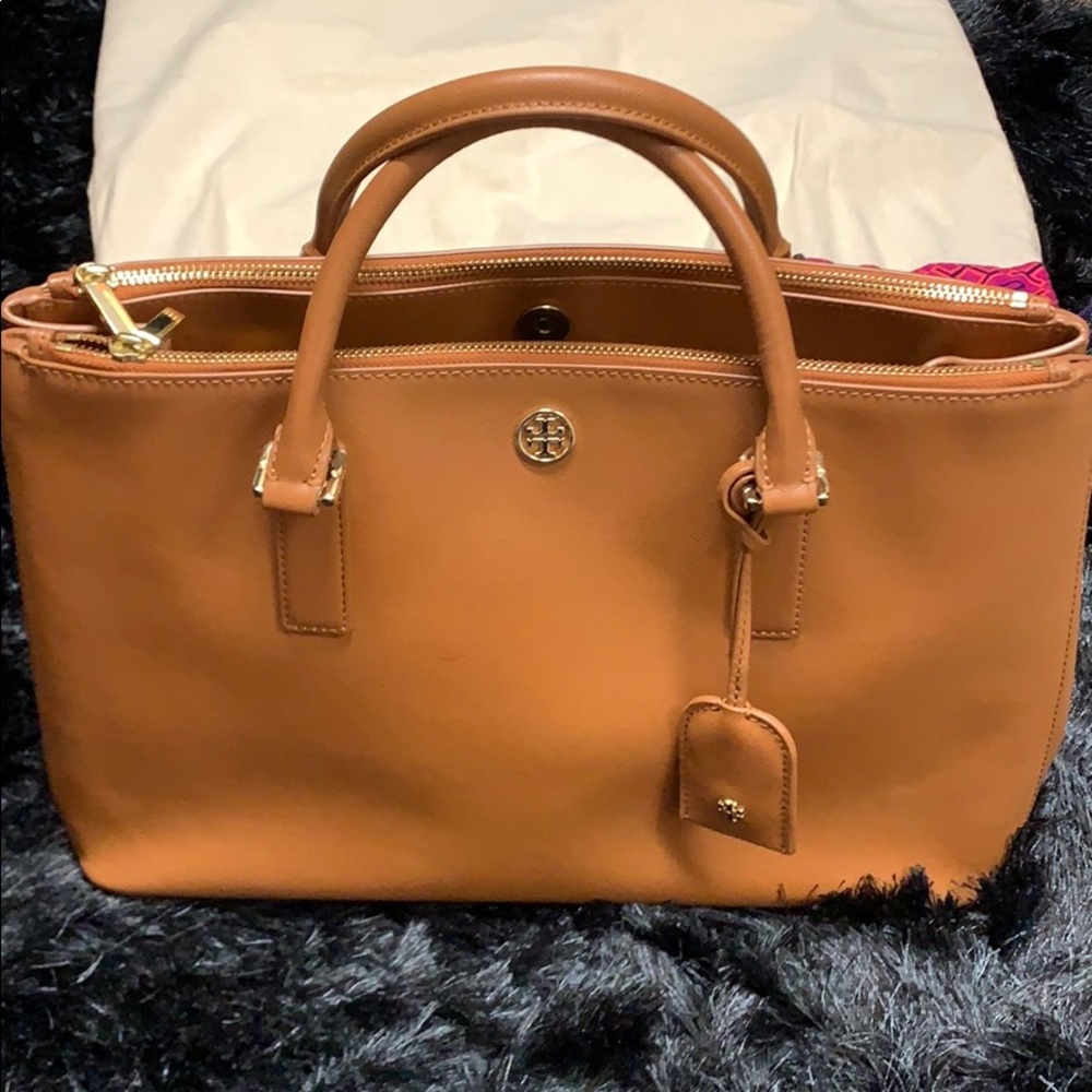 Like new tan Tory Burch Robinson double zipper